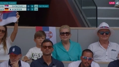 KAKVU PODRŠKU IMA NOVAK Jelena Đoković ne ispušta srpsku trobojku, bodri supruga iz sveg glasa
