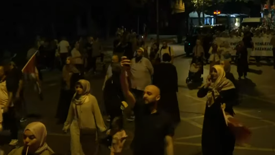 NA ULICAMA SU HILJADE LJUDI Besni narod urla: "Izraele ubico, gubi se iz Palestine"