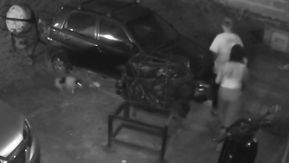 AU, ŠTA JE OVO LJUDI? Misteriozni predmet svom silinom udario čoveka i nokautirao ga na zemlju! (VIDEO)