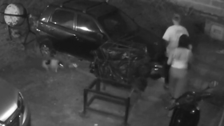 AU, ŠTA JE OVO LJUDI? Misteriozni predmet svom silinom udario čoveka i nokautirao ga na zemlju! (VIDEO)