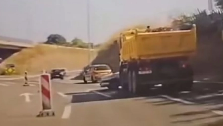 ''OVO JE POKUŠAJ UBISTVA, ZA ZATVOR I PSIHIČKO LEČENJE''! Kamion gurao automobil usred kružnog toka, ljudi sve posmatrali bez treptanja! (VIDEO)