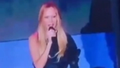 VELIKI SKANDAL Pogledajte šta je poznata pevačica radila na koncertu