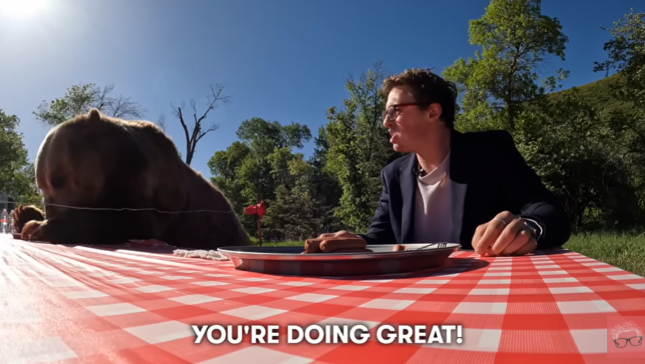 KO ĆE PRE DA POJEDE 75 VIRŠLI? Čovek i grizli se TAKMIČILI, ovo je najluđi duel koji ste videli (VIDEO)