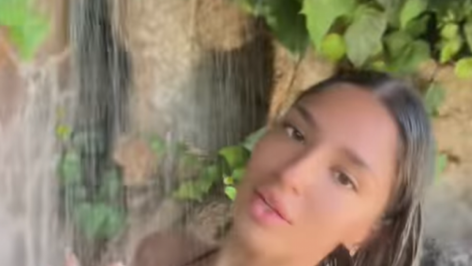 ĐINA DŽINOVIĆ NE PRESTAJE DA ŠOKIRA! Harisova ćerka spustila haljinu i zaprepastila naciju, ovo niko nije očekivao od nje!