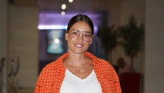NARANDŽASTO, HRABRO, ALI I IZAZOVNO — SVAKO ĆE SE OKRETATI ZA VAMA Stajling Mirke Vasiljević ide samo uz koktel, samo je za najhrabrije žene