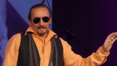 STIDI SE, SELJAKU, NA NAŠOJ GRBAČI UZIMAŠ PARE! Pevačica žestoko izvređala Željka Bebeka, skandal dobija novi epilog, udarila i na njih!