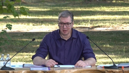 VUČIĆ DAO PONUDU OPOZICIJI Da ne biste zamlaćivali narod, donesite 80 potpisa i do kraja godine idemo na REFERENDUM