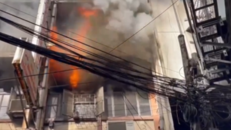 PRIZOR LEDI KRV U ŽILAMA Najmanje 11 ljudi je mrtvo, izbio požar u zgradi u Manili (VIDEO)