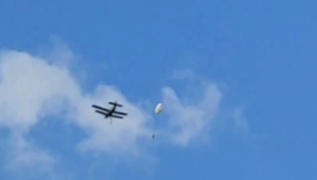 SLAVILA ROĐENDAN, PA ODLUČILA DA SKOČI IZ AVIONA Svi  sa nevericom gledali u nebo, kada joj se padobran nije otvorio, nastao muk! (VIDEO)