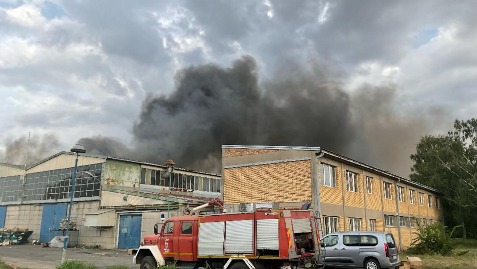 CRNI DIM PREKRIO NEBO Dramatične slike s lica mesta velikog požara u Kikindi (FOTO)
