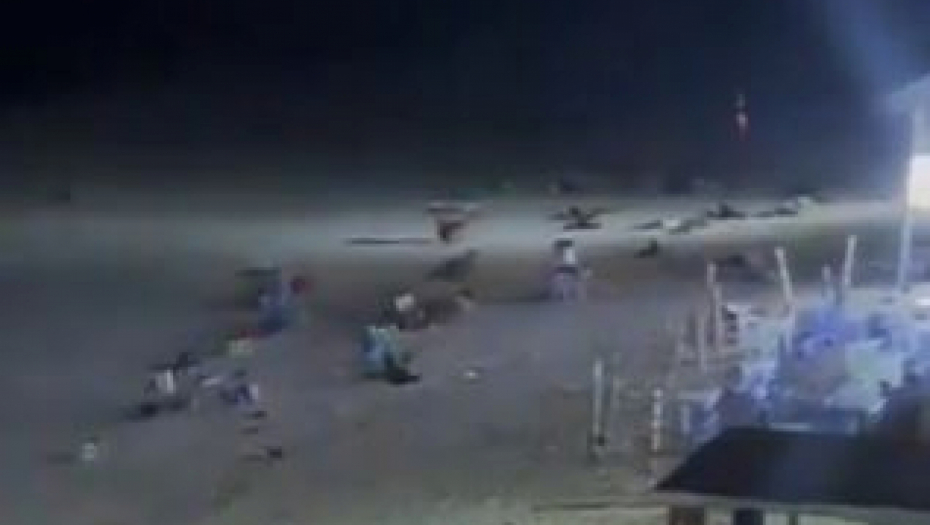 TELA RAZNATA NA PLAŽI Jeziv snimak iz Somalije, bombaš se razneo ispred hotela (VIDEO)