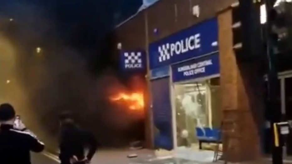 HAOS U ENGLESKOJ! Demonstranti zapalili policijusku stanicu, pa krenuli na džamiju! (VIDEO)
