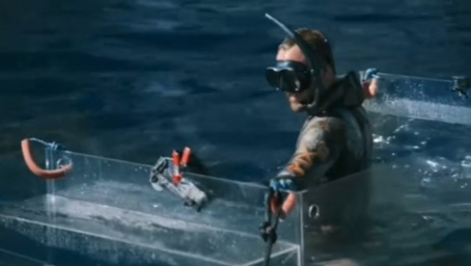 ISTRAŽIVAČ HTEO DA SNIMI MORSKO ČUDOVIŠTE Neman pobesnela pa zgužvala kavez, mlatarao i rukama i nogama da se spase! (VIDEO)