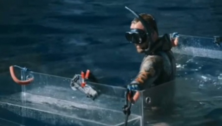 ISTRAŽIVAČ HTEO DA SNIMI MORSKO ČUDOVIŠTE Neman pobesnela pa zgužvala kavez, mlatarao i rukama i nogama da se spase! (VIDEO)