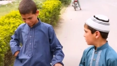 OTAC IH NAZIVA '''SOLARNOM DECOM''' Dečaci boluju od jezive misteriozne bolesti, u toku dana su aktivni, uveče se desi nešto zastrašujuće! (VIDEO)