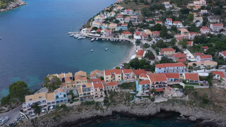 SRBI POLUDELI ZBOG CENA NA KEFALONIJI: Ležaljka skuplja od smeštaja! Cene hrane i pića PAPRENE!