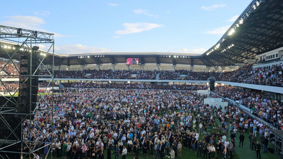 SRBIJA PAMTI! 30 HILJADA LJUDI OKUPILO SE NA STADIONU "LAGATOR" U LOZNICI: Veliki broj okupljenih obeležava Dan sećanja na stradale u "Oluji" (FOTO/VIDEO)