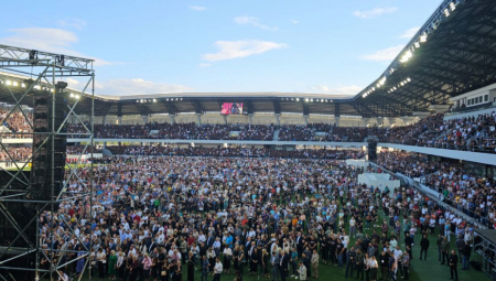 SRBIJA PAMTI! 30 HILJADA LJUDI OKUPILO SE NA STADIONU "LAGATOR" U LOZNICI: Veliki broj okupljenih obeležava Dan sećanja na stradale u "Oluji" (FOTO/VIDEO)