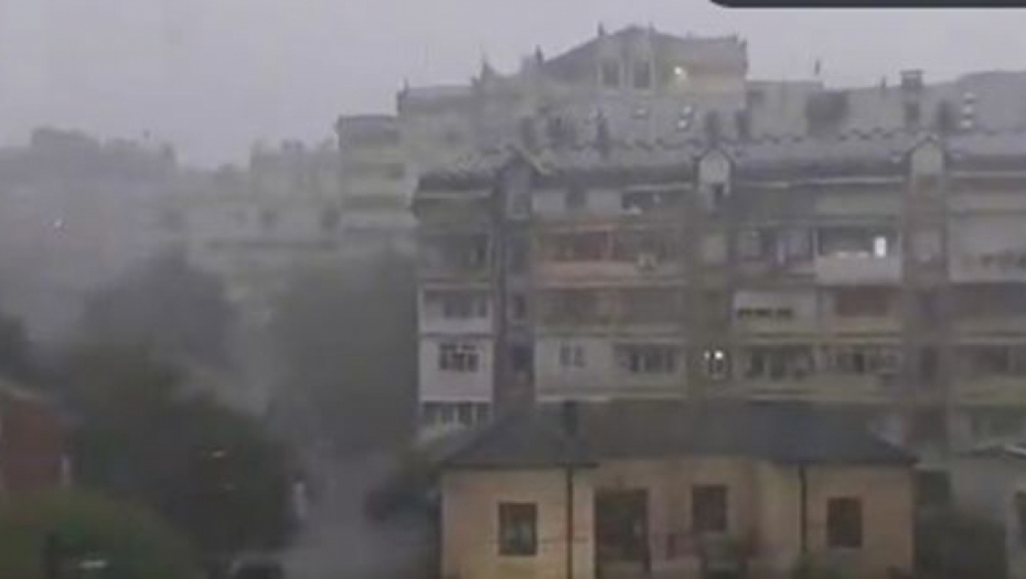 OLUJA NAPRAVILA POTOP U LESKOVCU Nebo se smračilo, a onda je počelo da lije KAO IZ KABLA (VIDEO)