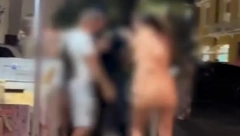 SEVALE PESNICE U GLAVU Devojke se potukle nasred ulice, morala da ih razdvaja POLICIJA (VIDEO)