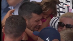 NOVAK NIKADA OVAKO NIJE PLAKAO Pao je na zemlju i počeo da drhti, pa otišao kod porodice (VIDEO)