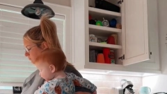 „JA SE UMORIM PRE NJE“ Mama koja pokušava da uspava bebu nasmejala preko milion ljudi