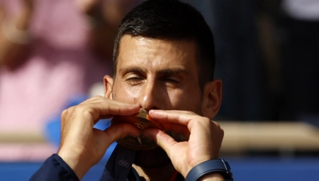 ĐOKOVIĆ TAČNO 10 PUTA POLJUBIO ZLATNU MEDALJU Šta se krije iza ovog Novakovog poteza?