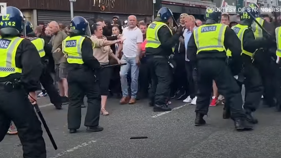 GRUPA DEMONSTRANATA ZAPALILA POZNATI HOTEL! Policija opkolila zgradu, evo ŠTA je razlog! (VIDEO)