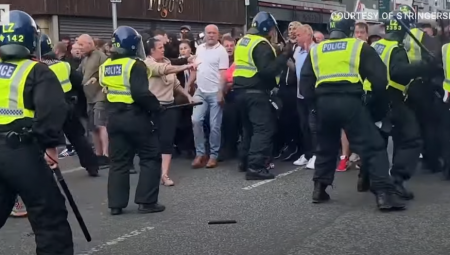 GRUPA DEMONSTRANATA ZAPALILA POZNATI HOTEL! Policija opkolila zgradu, evo ŠTA je razlog! (VIDEO)