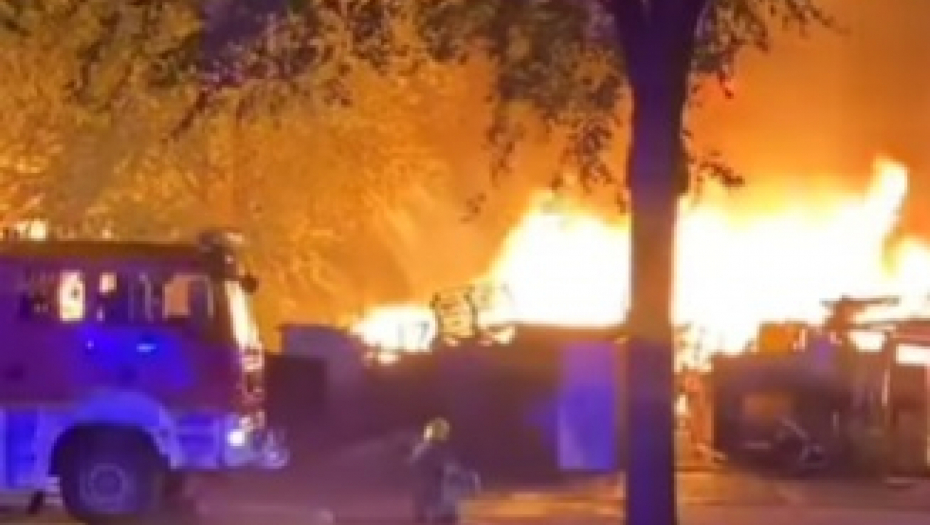 PRVI SNIMCI ZASTRAŠUJUĆEG POŽARA NA NOVOM BEOGRADU Svedoci navode da se čuju PUCNJI i EKSPLOZIJE (VIDEO)