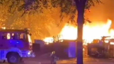 PRVI SNIMCI ZASTRAŠUJUĆEG POŽARA NA NOVOM BEOGRADU Svedoci navode da se čuju PUCNJI i EKSPLOZIJE (VIDEO)