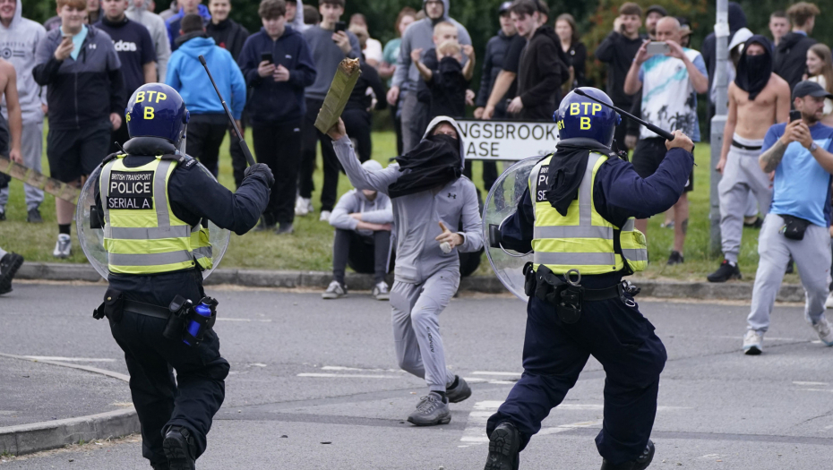 HITNO ZASEDA VLADIN TIM U LONDONU Protesti u Engleskoj izmiču kontroli, bes i krv na ulicama, Stramer najavio osvetu!