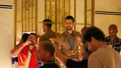 NOLE SE OKITIO ZLATOM, PA OTIŠAO NA ČUVENO MESTO Đoković slavio istorijsku titulu do kasnih sati, jedan detalj svima privukao pažnju (VIDEO)