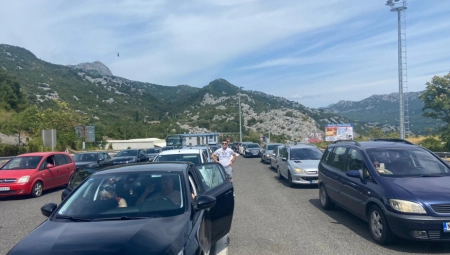 PRED TUNELOM SOZINA IZ PRAVCA PODGORICE KA PRIMORJU KILOMETARSKE KOLONE VOZILA! Čeka se i po dva sata!