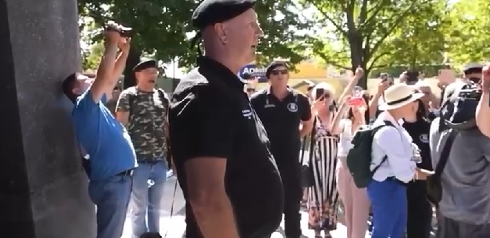 HRVATI UZ POZDRAV ''ZA DOM SPREMNI'' SLAVE OLUJU! Ponose se etničkim čišćenjem i proterivanjem Srba: Sraman snimak osvanuo na mrežama (VIDEO)