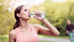 NIJE DOBRO NI PRETERIVATI 3 znaka koja pokazuju da pijete previše vode, jedan se vidi u urinu