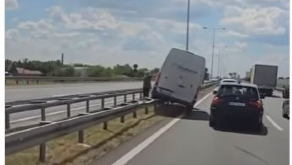 HAOS KOD NOVIH BANOVACA Kombi potpuno uništen u sudaru sa kamionom (VIDEO)