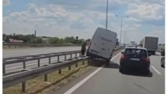 HAOS KOD NOVIH BANOVACA Kombi potpuno uništen u sudaru sa kamionom (VIDEO)