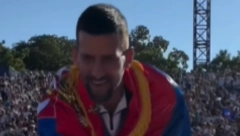OVA SCENA ĆE VAM ISTOPITI SRCA Novak ogrnuo trobojku, pa slao poljupce Jeleni i deci (VIDEO)