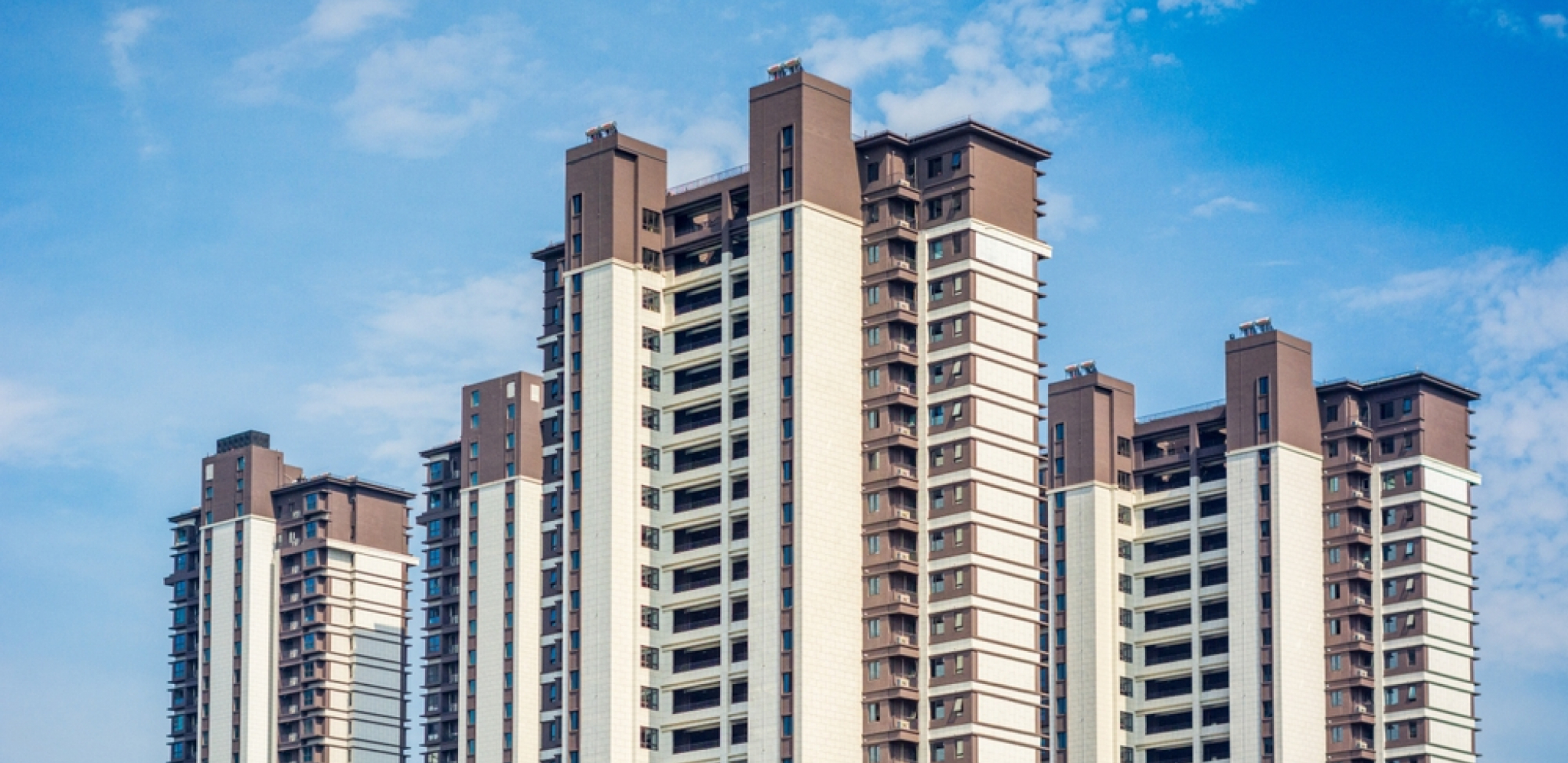 OTAC VIDEO OTVOREN PROZOR I PRESTRAVIO SE Dečak pao sa 16. sprata, završio na zemljanom krovu apoteke, prizor kao iz horor filmova!