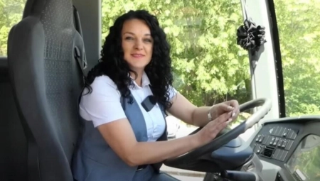 "BLICAJU MI I SVIRAJU KAD ME VIDE!" Ovo je majka troje dece koja je ostvarila svoju najveću želju i sad vozi autobus (VIDEO)