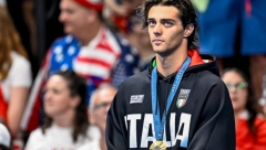 SPAVA U PARKU, A OSVOJIO ZLATNU MEDALJU, JE L' TO ZASLUŽIO?  Italijanski plivač zaludeo sve žene, a sada protestuje zbog uslova u smeštaju