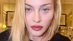 „VRELA ZABAVA U LETNJIM DANIMA“ Madona (65) se slikala gola u krilu nepoznatog muškarca