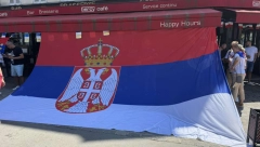 NEVIĐENU PODRŠKU IMAĆE ORLOVI Ogromna zastava Srbije dominira u prestonici Francuske
