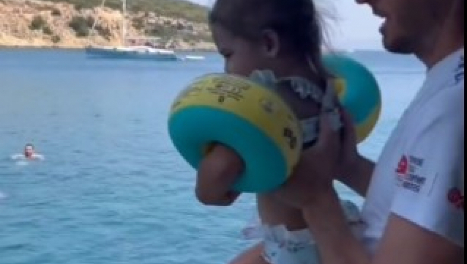 LJUDI, DA LI JE OVAJ ČOVEK NORMALAN? Bacio ćerkicu u vodu, zamalo da napravi najcrnji scenario! (VIDEO)