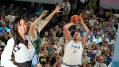 HIT REAKCIJA CECE RAŽNATOVIĆ NA POBEDU KOŠARKAŠA Ovako je pevačica Orlovima čestitala na bronzi, momentalno se oglasila