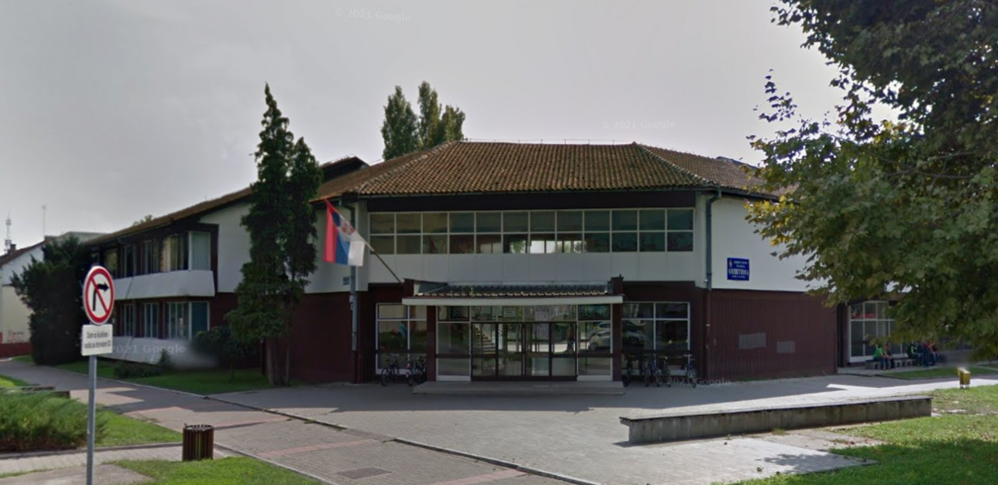 TVRDI DA JE UDARIO NASTAVNIKA U ODBRANI Počelo suđenje maloletniku iz Bačke Palanke za napad na profesora