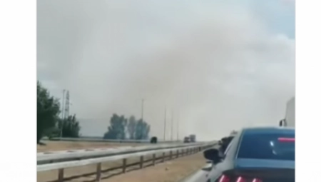 POŽAR NA AUTOPUTU! Gust dim smanjio vidljivost, vozila ne mrdaju ni makac! (VIDEO)