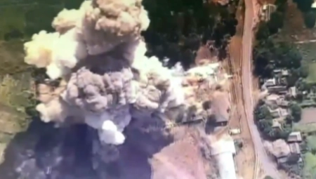 RUSI BACILI VELIKU BOMBU NA VOJSKU Strašan prizor u Ukrajini (VIDEO)