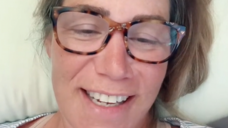 PRONAŠLA 15 GODINA MLAĐEG MUŽA, PA ZATRUDNELA SA 50 Naišla je na brojne osude, jedno joj je posebno teško palo! (VIDEO)